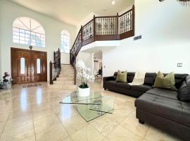 Hotel fotoğraf: Spacious and Luxurious 4bd 3br House Pool Tub BBQ Private