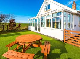 Foto di Hotel: "Woodlands" by Greenstay Serviced Accommodation - Luxury 3 Bed Cottage In North Wales With Stunning Countryside Views & Parking - Close To Glan Clwyd Hospital - The Perfect Choice for Contractors, Business Travellers, Families and Groups