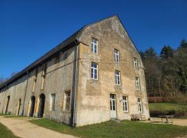 होटल की एक तस्वीर: Family-friendly accommodation in the forges of Orval opposite the abbey
