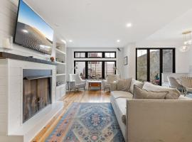 Hotel Foto: Designer 3 BR Townhome with Beautiful Backyard