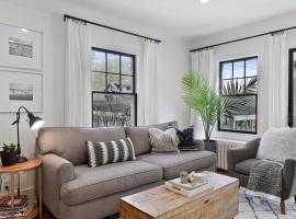 Hotel Photo: Gorgeous! Modern 3 Bed Home by Lake Mtka & Wayzata