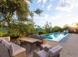 Hotel Foto: Nice Home In Sestanovac With 4 Bedrooms, Private Swimming Pool And Outdoor Swimming Pool