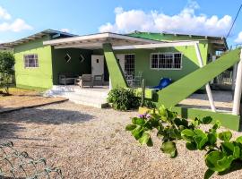 Traditional Aruban Home close to Surfside Beach, Hotel in Oranjestad