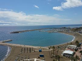 Fotos de Hotel: Seafront apartment with open-air heated pool