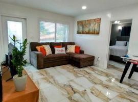 Hotel Photo: Be Our Guests! Cozy 3/2 w/ Oversized Yard Awaits