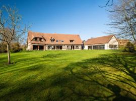 Hotel fotografie: Large charming Norman house with pool and cinema room