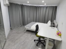 Hotel fotoğraf: Modern Private Room in Shared 2-Bed Apartment - Central City Center -2