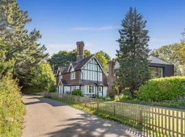 Hotel fotoğraf: Danny Lodge - Country Cottage Near Brighton by Huluki Sussex Stays