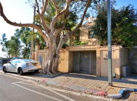 מלון צילום: Luxury villa with a heated pool, Jakuzi and a sea view 70m from the beach