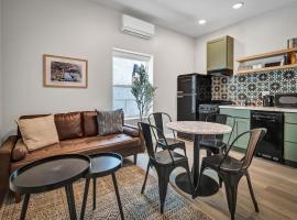 Хотел снимка: Two Bedroom - King in Master Heart of Downtown Vista