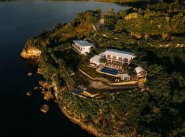 호텔 사진: Exclusive Cliff House with Pool and Beach Access