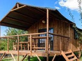 호텔 사진: Camping le Moulin de David -Gaugeac Monpazier 24540 - Cabane -Mobil-home 3 et 2 chambres