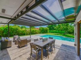 ホテル写真: Exotic 4 Bedroom House With Pool