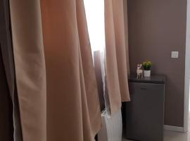 รูปภาพของโรงแรม: Private room in the appartment- Nearby Versailles