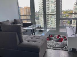 รูปภาพของโรงแรม: Exquisite Condo By Exhibition Place Downtown Toronto