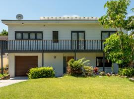 Hotel Photo: Central Coast-Spacious House 5 minutes drive to beach