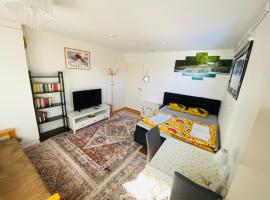 ホテル写真: two bedrooms,dining area and bathroom with private entrance