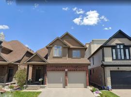 ホテル写真: Executive House easy access to Kitchener-Waterloo, Cambridge, Toronto, walk to restaurants