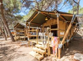 होटल की एक तस्वीर: Camping Torre de la Mora