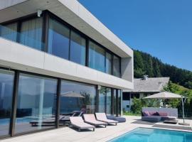 รูปภาพของโรงแรม: Attersee Luxury Design Villa with dream views, large Pool and Sauna