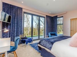 Hotel Photo: Swanborough Lakes