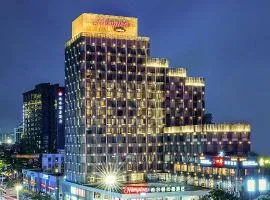 Hampton by Hilton Zhuhai Gongbei Port, hotel in Zhuhai