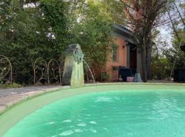 Foto do Hotel: Cottage chaleureux avec piscine privée