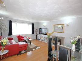 Hotel Photo: Cheerful 3 Bedroom 2 Bathroom Bungalow by CozyNest