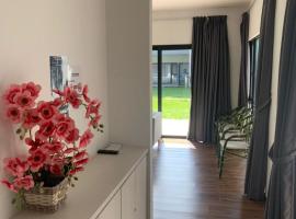 MF Roxy Beach Townhouse Sematan Private Unit L31, hotell sihtkohas Sematan