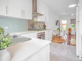 Фотография гостиницы: Entire Rental Unit In Brighton, Australia