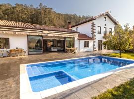 Hotel fotoğraf: Impresionante villa entre mar y montaña