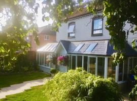 Hotel Photo: HENWICK HOUSE Beautiful flat,Private parking, short walk to town