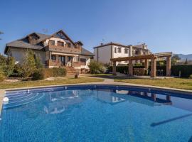 Photo de l’hôtel: Beautiful Home In Otura With Outdoor Swimming Pool, Wifi And 5 Bedrooms