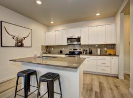 Hotel Foto: Hygee House Brand New Construction near Ford Idaho Center and I-84! Plush and lavish furniture, warm tones to off-set the new stainless appliances, play PingPong in the garage or basketball at the neighborhood park