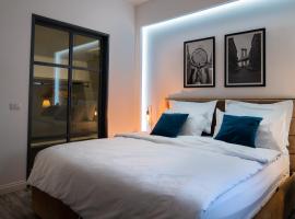 Hotel fotoğraf: Modern Apartment in Skanderbeg Square - THE NEST