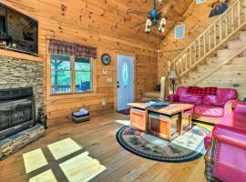 酒店照片: Bryson City Cabin Rental with Mountain View, Hot Tub