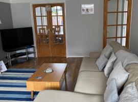 Fotos de Hotel: Cumberland Avenue prenton Wirral 3bed detached house with a lovely view looking out on to a field from the rear close to all amenities