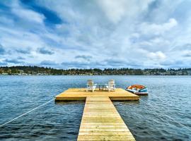 होटल की एक तस्वीर: Lakefront Bremerton Vacation Rental with Deck!