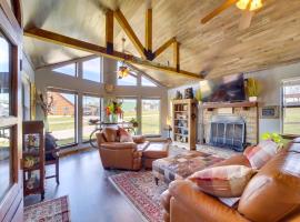 호텔 사진: Incredible Log Home 1 Mile from Lake Tenkiller