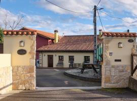 Fotos de Hotel: Casa de pueblo adosada, en la zona rural de Gijón.