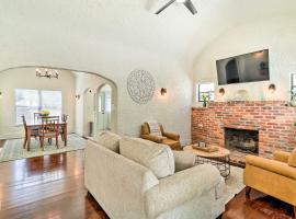 รูปภาพของโรงแรม: Stunning Jacksonville Getaway with Backyard!