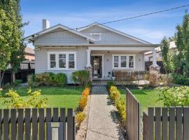 Zdjęcie hotelu: Bellarine cottage- Central Geelong, parking, 2 bedroom, 2 bathroom