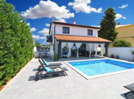 Hotel fotoğraf: Family friendly house with a swimming pool Galizana, Fazana - 20593