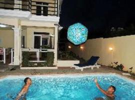 Hotel foto: 2 bedrooms appartement at Grand Baie 400 m away from the beach with shared pool enclosed garden and wifi