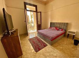 รูปภาพของโรงแรม: Comfy private room with big sunny balcony near cairo airport مكان مودرن للاقامة دقائق من مطار القاهرة الدولى