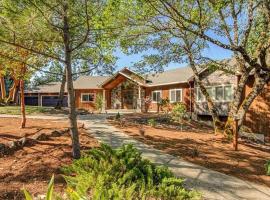 Hotel Photo: Jacksonville Mountain Retreat with Pool and Hot Tub!