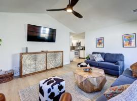 Fotos de Hotel: Chic Bentonville Home with Patio and Fire Pit!