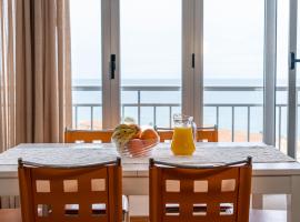 รูปภาพของโรงแรม: Ático de Lujo con vistas al mar, primera línea Playa del Postiguet