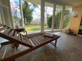 Hilltop Wellness Villa-big garden, sauna, hot tube, ξενοδοχείο στο Πετς