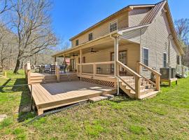 Hotel Photo: Remote Tennessee Home with Deck, Fireplace, and Creek!